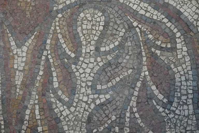 Détail d’une mosaïque romaine au sol, provenant d’une villa du IIIe siècle et exposée dans la collection permanente