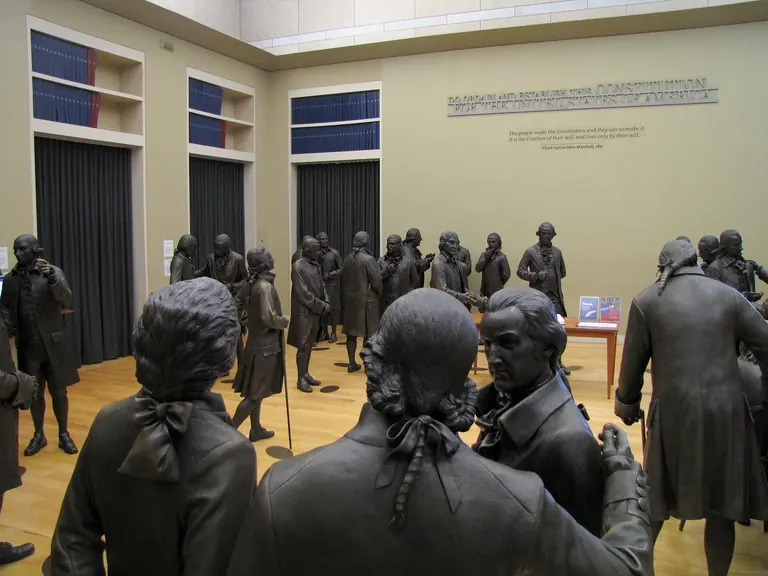 تماثيل برونزية بالحجم الطبيعي لموقّعي دستور الولايات المتحدة في Signers' Hall