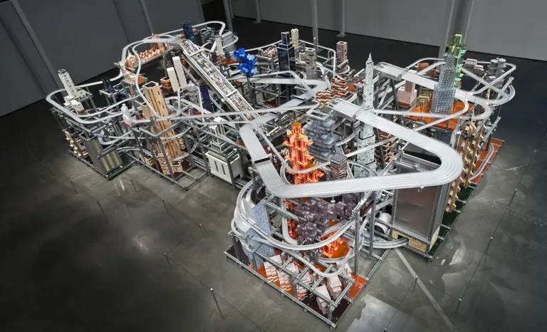 Chris Burden, Metropolis II, sculpture cinétique composée de voitures miniatures et de voies de circulation