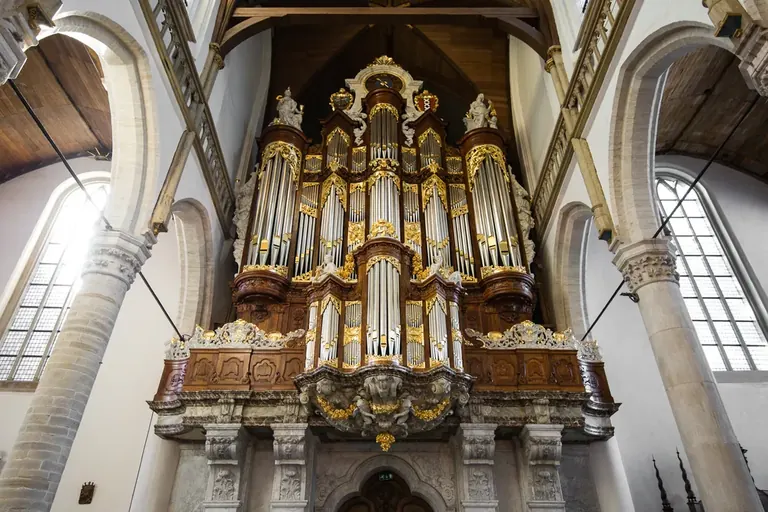 Το ιστορικό όργανο Vater-Müller στο εσωτερικό της Oude Kerk