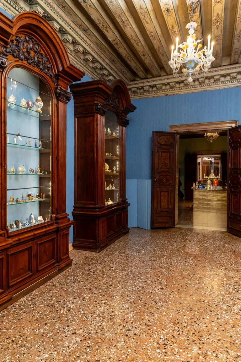 Palazzo Mocenigo 的 16 号展厅，陈列着 Storp Collection 的香水瓶