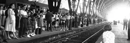 Photographie de Federico Garolla représentant Ferragosto à la gare de Milan, sur une bannière d'exposition