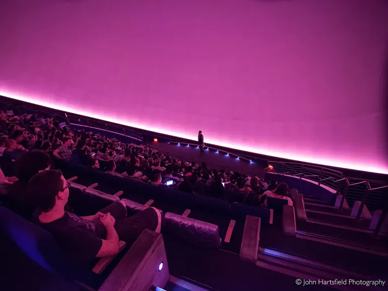 من داخل قبة Morrison Planetarium