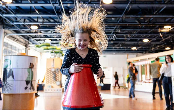 孩子们在Ontario Science Centre的KidSpark玩耍