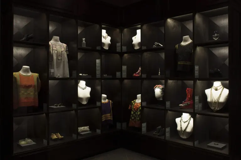 Robes de Frida Kahlo exposées dans Las apariencias engañan