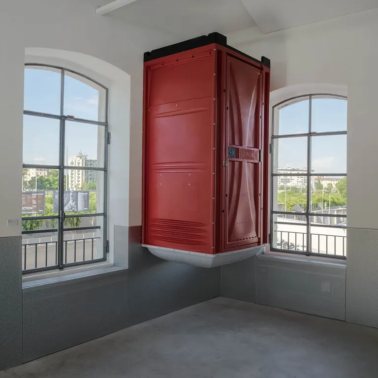 Andreas Slominski, Erde, 2015, dans la salle d’étude de Fondazione Prada
