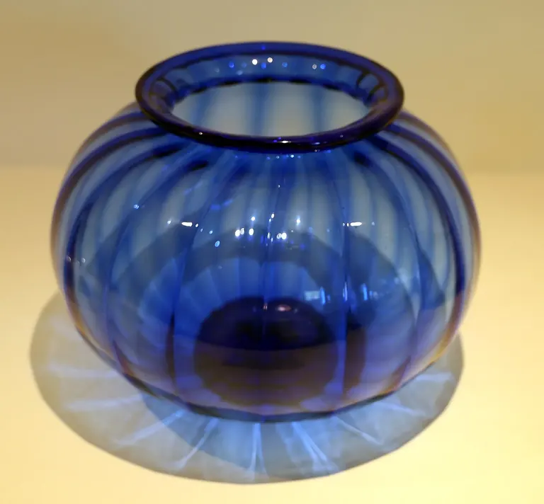 Napoleone Martinuzzi pour Venini, vase en verre bleu côtelé, 1925-26