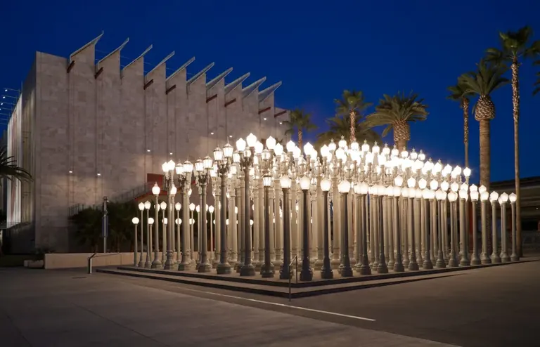 Urban Light de Chris Burden : rangées de lampadaires anciens en fonte éclairés au crépuscule, avec des palmiers