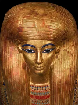 Couvercle de sarcophage extérieur doré de Thuya, aux yeux incrustés de bleu et coiffé d’un couvre-chef rayé