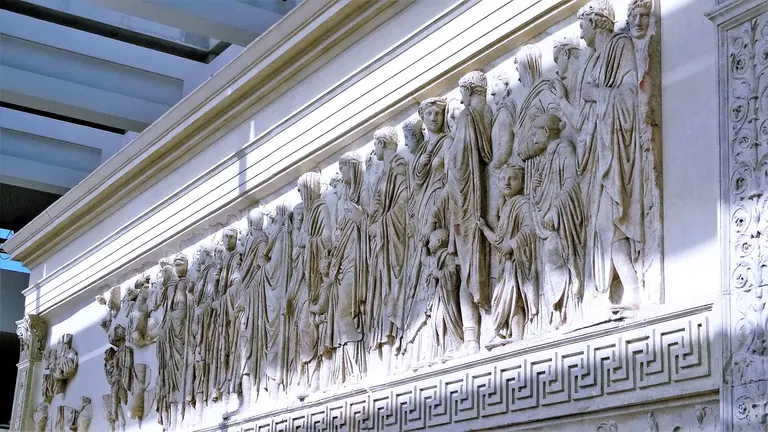 La frise processionnelle sud de l'Ara Pacis, représentant la famille impériale