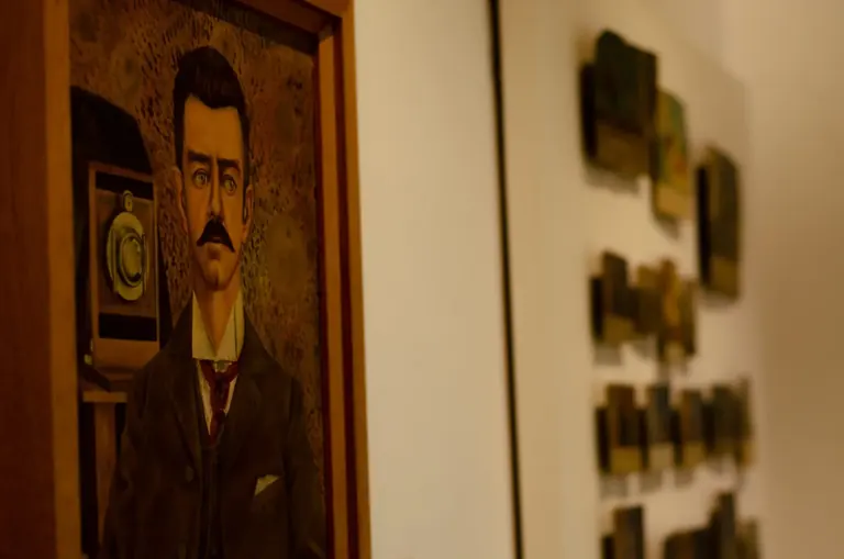 Vue intérieure de l’exposition permanente de la Casa Azul, au Museo Frida Kahlo