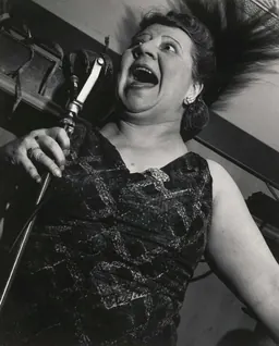 Lisette Model, Sängerin Metropole Cafe, New York, 1946 © Estate of Lisette Model, per gentilesa de baudoin lebon i Avi Keitelman