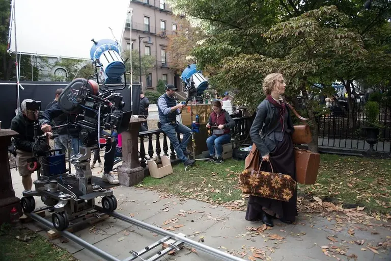 Jo March entering the Gibson House in Little Women (2019)
