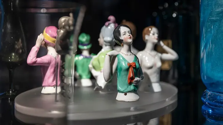 Figuretes de la vida nocturna a la galeria The Modern City