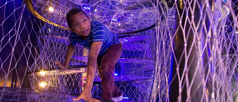 صبي يستكشف مسار «Neural Climb» في معرض «Your Brain»