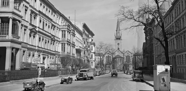 View from the Landwehrkanal into Matthäikirchstraße, 1930s