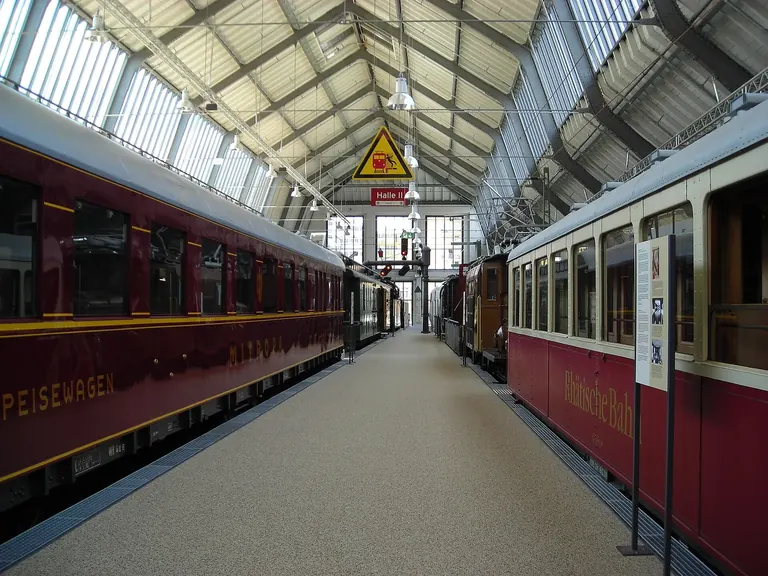 Intérieur de la Halle II, au Verkehrszentrum, avec des véhicules historiques de voyage