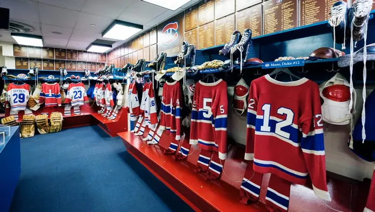 Reconstitution du vestiaire des Canadiens de Montréal au Hockey Hall of Fame