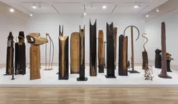 Vue de l’installation de totems en bois sculpté de Kenzi Shiokava, dans Made in L.A. 2016, au Hammer Museum