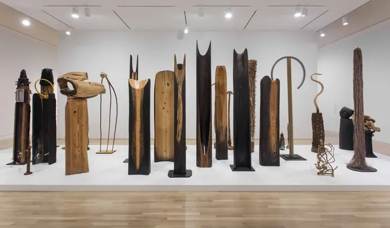 Vue de l’installation de totems en bois sculpté de Kenzi Shiokava, dans Made in L.A. 2016, au Hammer Museum