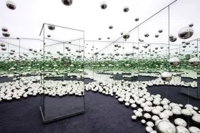 Intérieur de l’installation de miroirs de Yayoi Kusama, avec des sphères argentées