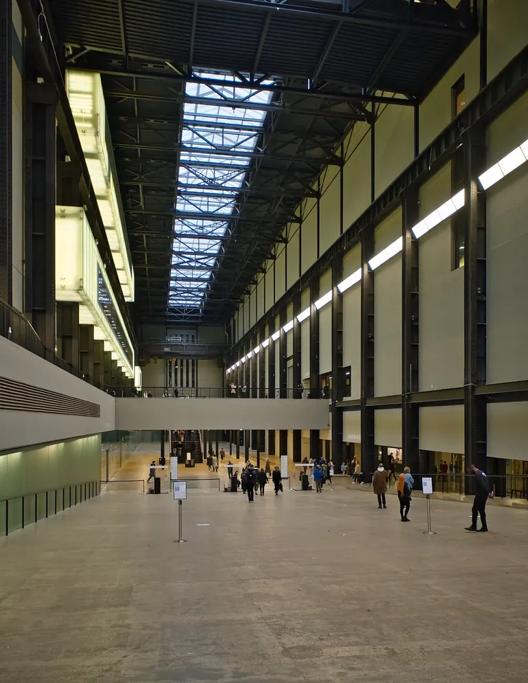 Interior d’una sala de la Tate Modern amb obres d’art modern exposades