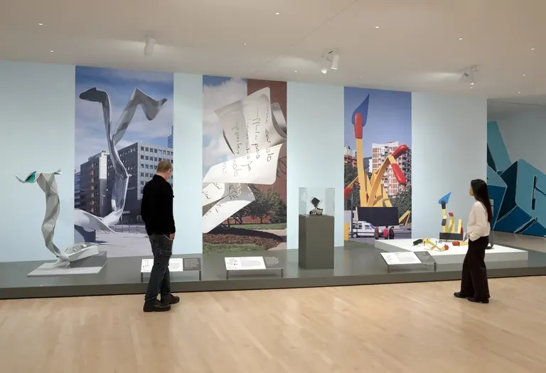Έργο των Claes Oldenburg και Coosje van Bruggen από την έκθεση Thinking Big