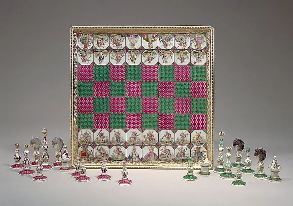 Jeu d’échecs en porcelaine, pièce phare de la collection de porcelaines du musée