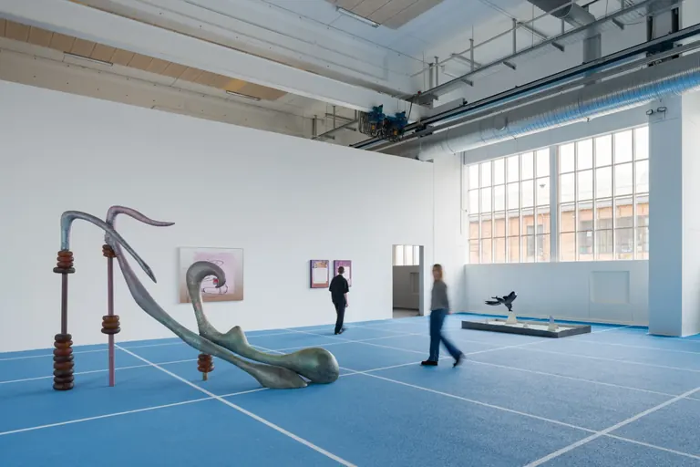 Άποψη της εγκατάστασης Camille Henrot, Paper Planes στο Copenhagen Contemporary