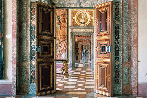 منظور متتابع للغرف الحجرية في Munich Residenz