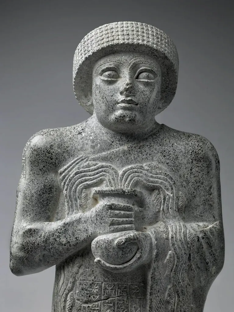 Gudea au vase jaillissant, statue mésopotamienne présentée dans l’exposition « Primeval Waters »