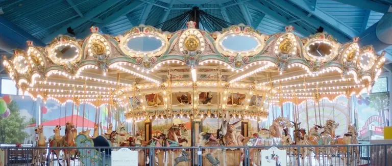 دوّارة الخيل Dentzel لعام 1908 في مبنى Carousel House بمتحف Please Touch