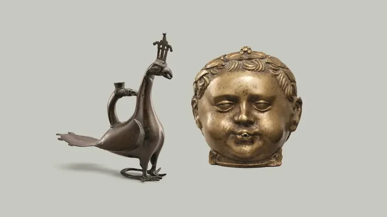Element autòmat d'un paó del Departament d'Art Islàmic, al costat d'una eolípila europea amb forma de cap d'infant que bufa