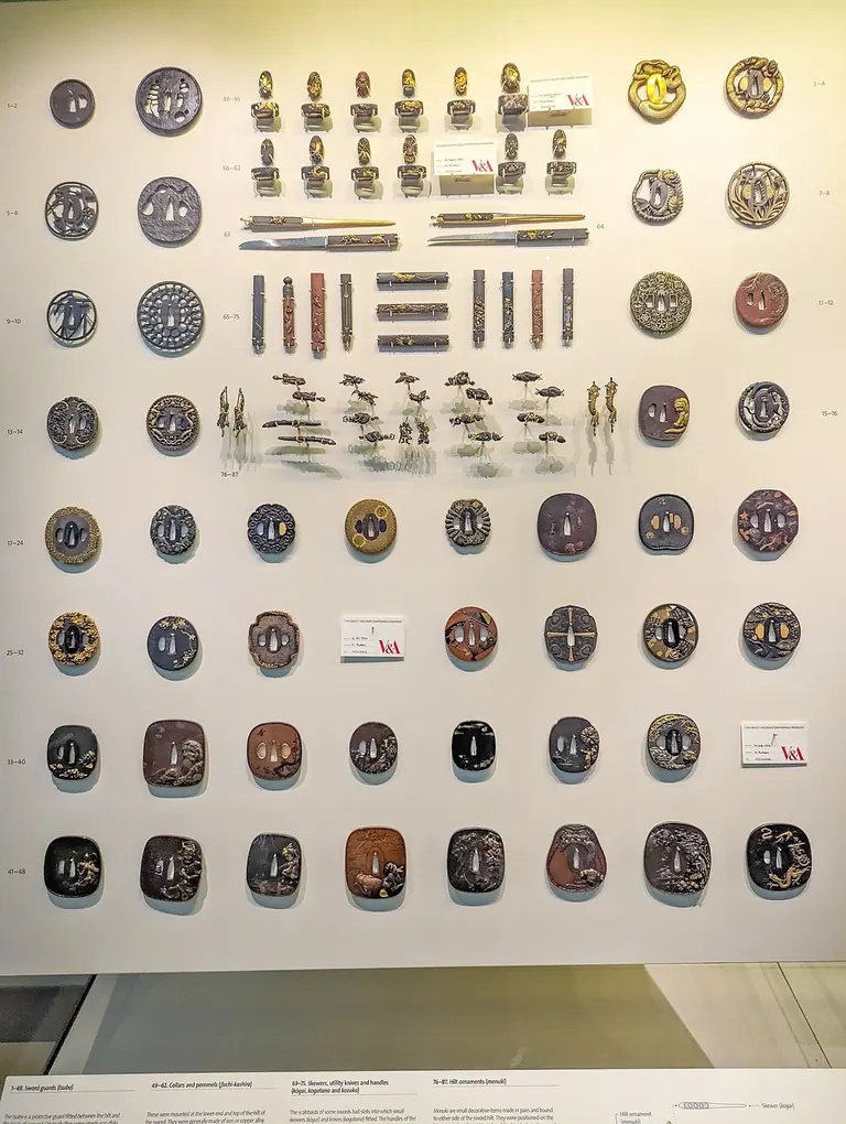 Espases i armes japoneses de samurai exposades al Victoria and Albert Museum