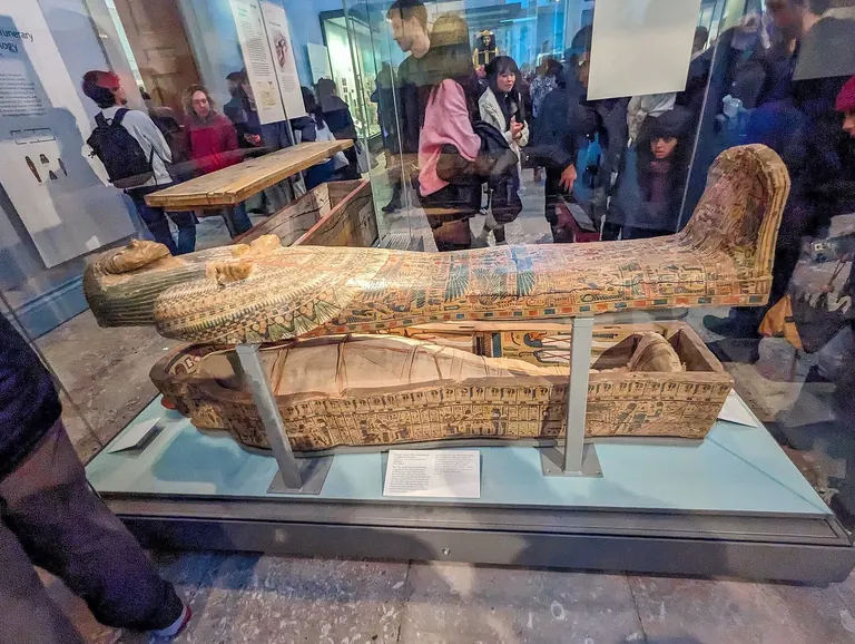 توابيت مومياوات مذهّبة للكاهنة الطيبية Henutmehyt في صالات مصر القديمة في British Museum