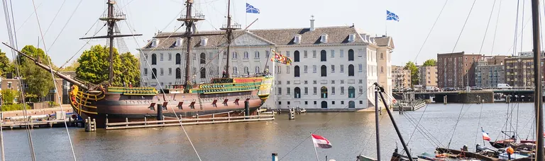 نسخة طبق الأصل من سفينة شركة الهند الشرقية الهولندية Amsterdam راسية بجوار Het Scheepvaartmuseum