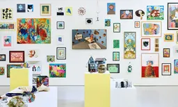 Vista de la instalación de Young Artists' Summer Show