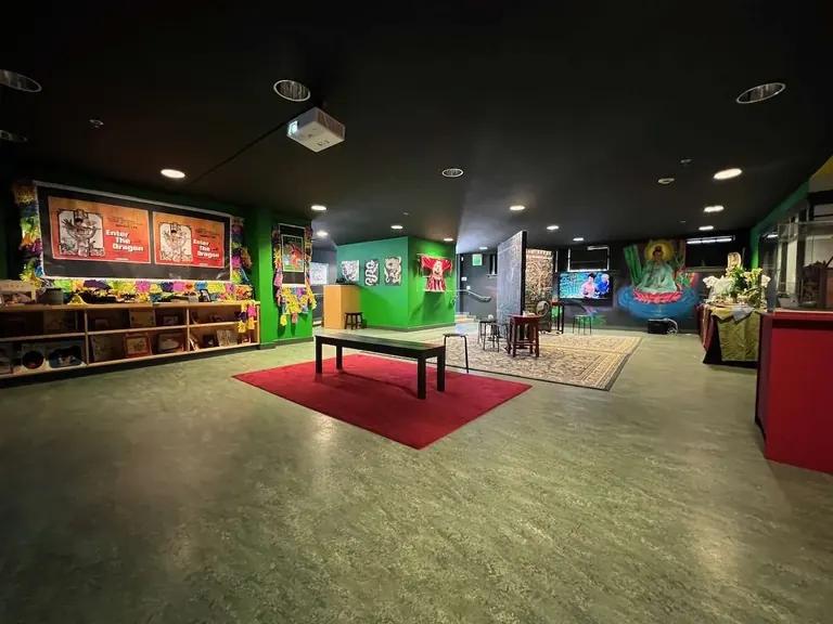 La galerie Underground du CHSA, avec des affiches de Enter the Dragon, des fresques murales et un film de Bruce Lee à l’écran