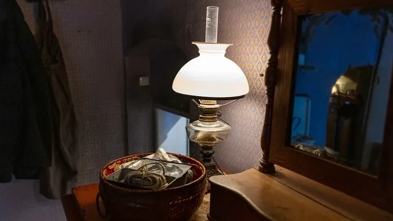 Làmpada a les estances de la família Pihlqvist, a la planta superior del museu