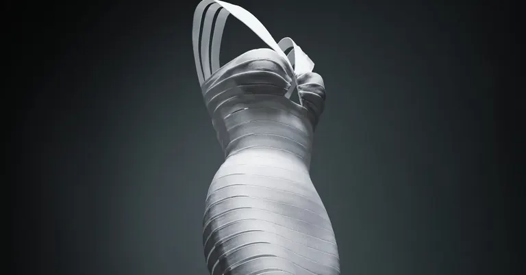 Robe bandage blanche d’Azzedine Alaïa, haute couture, printemps-été 1990, sur fond noir
