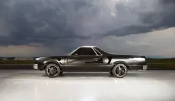 La voiture Maria de Rose B. Simpson, une El Camino de 1985 ornée d’un motif de poterie tewa noir sur noir