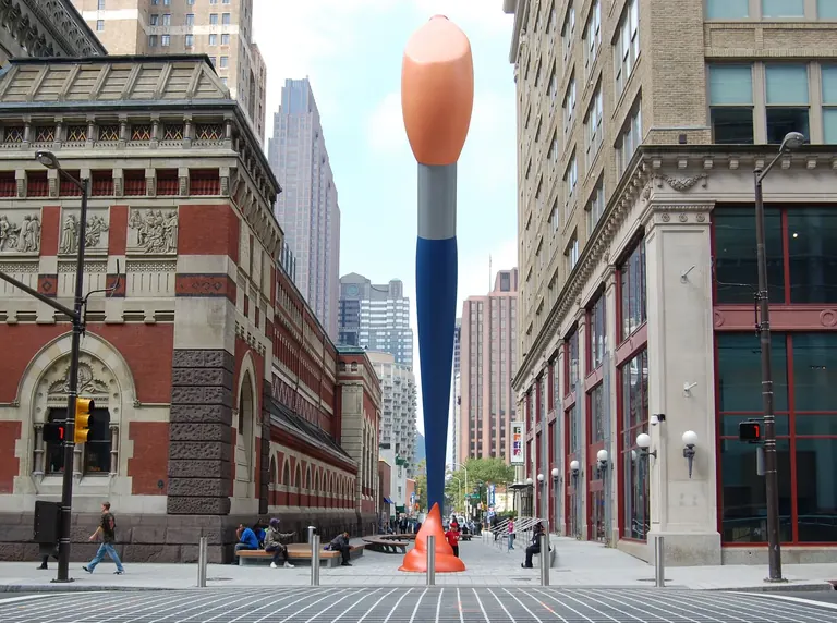 Paint Torch de Claes Oldenburg, sculpture en forme de pinceau de 51 pieds de haut sur Lenfest Plaza, à la PAFA