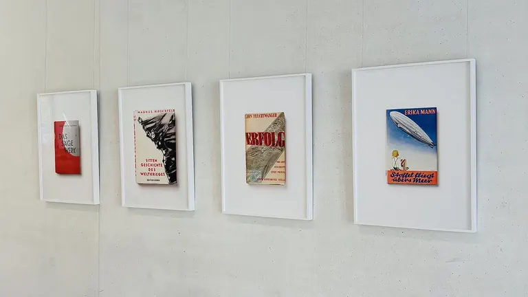 سلسلة الصور الفوتوغرافية «كتب محترقة» لأنيت كيلم في مركز التوثيق NS Documentation Centre Munich