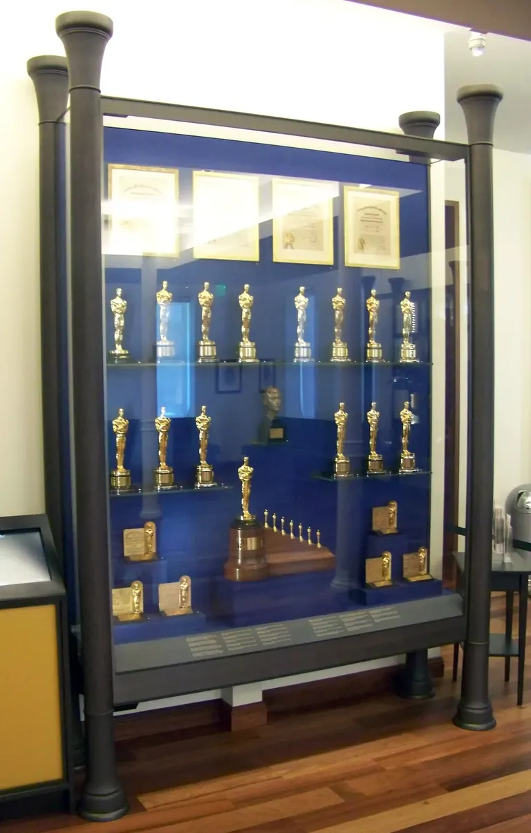 Vitrine présentant les Oscars de Walt Disney dans le hall du musée
