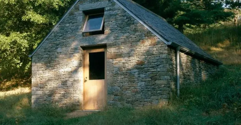 Andy Goldsworthy, Clay Houses (Boulder-Room-Holes), 2007, mica-schist and clay structures on the Glenstone grounds