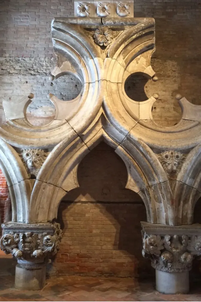 تيجان أعمدة منحوتة في Museo dell'Opera، Doge's Palace