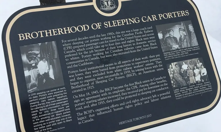 Placa ferroviaria histórica en Roundhouse Park