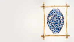 Michael Massie, « pop » art en suspension, 2025, aluminium, bois, cuivre, fil/corde en boyau. Image reproduite avec l’aimable autorisation de Fehely Fine Arts, photo de Renzo Fernandez.