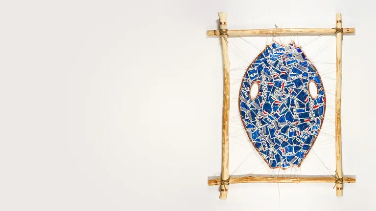 Michael Massie, « pop » art en suspension, 2025, aluminium, bois, cuivre, fil/corde en boyau. Image reproduite avec l’aimable autorisation de Fehely Fine Arts, photo de Renzo Fernandez.