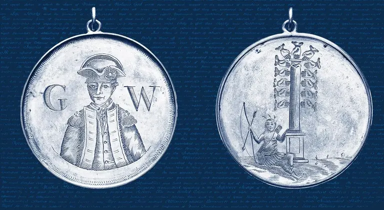 ميدالية فضية محفورة تُظهر George Washington مرتديًا زيًا عسكريًا ومواجهًا للمشاهد، وإلى جواره شخصية من السكان الأصليين جالسة قرب عمود
